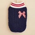 Pull en maille torsadée bleu marine pour chien avec col rayé et nœud rouge chic - XS / Bleu foncé