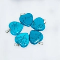 Cinque ciondoli a cuore in turchese blu cielo con ganci in argento su sfondo bianco - Turchese Sintetico