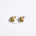 Dettaglio di orecchini a goccia dorati con texture trapuntata e altezza 19mm - Oro Trapuntato (XJA072)