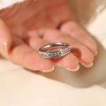 Eleganter silberner Eternity-Ring mit quadratisch geschliffenen Zirkonia-Steinen - Größe 5 / Silber Quadratische Strasssteine Einreihig