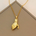 Goldene Halskette mit Handflächen-Anhänger auf einem professionellen Schmuckständer - XL1938 Hand Kombi Halskette Gold
