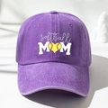 Dettaglio del cappello in cotone lavato viola con stampa Softball Mom di stile - Viola