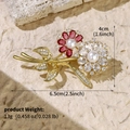 Goldene Blumenbrosche mit roten Zirkonia, weißen Perlen, 6,5 cm breites Design - Bunte Doppelblumen-Perlen-Weizenähren-Brosche (BRS-J412GCAI)