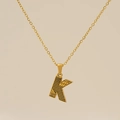 Collier en acier titane doré avec pendentif lettre K et texture de grille géométrique - Lettre K