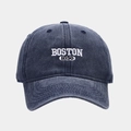 Vista detallada de gorra de algodón azul lavado con bordado blanco de Boston 1630 frontal - Ajustable / Azul marino
