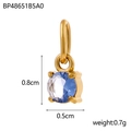 Dettaglio macro del ciondolo in zircone azzurro da 0,8 cm con castone a quattro griffe - Blu Scuro/Ottobre