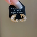 Detailansicht der 18 Karat vergoldeten Mondsichel-Ohrclips mit funkelnden Zirkonia-Steinen - Sichelmond Ohrclip (HE31158) / Gold