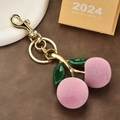 Roze fluwelen kersensleutelhanger met groene emaille bladeren en gouden metalen ketting - Roze kers