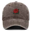 Detalle del bordado de rosa roja en una gorra de béisbol de algodón lavado vintage - Café