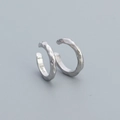 Ear cuff de plata de ley 925 con textura martillada para orejas sin perforación - Plata 925 / Oro Blanco