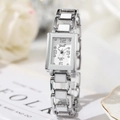 Vista macro dell'orologio rettangolare al quarzo con cassa argento e cinturino bianco - Rectangle Dial / Argento/Bianco (8009)