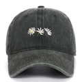 Dettaglio di tre ricami di margherite su cappello da baseball in denim grigio scuro - Taglia unica / Grigio antracite scuro