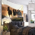 Arazzo da parete con cavalli al galoppo per camera in caldi colori del tramonto - 150x130cm / Stile 3-Cavalli che Corrono sulla Prateria al Tramonto