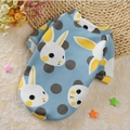 Sweat mignon en polaire bleu clair pour animaux avec motif lapin et bordure jaune contrastée - Lapin Bleu