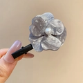 Detalle de pinza para el pelo con flor de resina gris violeta, perla blanca y brillantes - Mármol Gris (Clip de Pico de Pato-Gris)