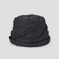 Détail de la texture à bords déchirés et du tissu noir de ce chapeau bob de style vintage - Noir