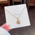 Collana luna dorata con pietra rosa a goccia e piccoli accenti di cristallo scintillante - Stile Pietra Rosa della Luna (X386) / Oro