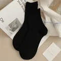 Klassische schwarze Baumwollsocken mit Rippmuster in minimalistischem Lifestyle-Design - Einheitsgröße / Schwarz