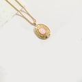 Vintage goldene ovale Evil Eye Kette mit gedrehtem Seilband und rosa Emaille-Finish - Rosa