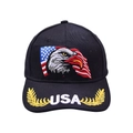 Primer plano del bordado de águila y bandera de EE. UU. en gorra de béisbol negra - Negro