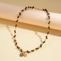 Detail van 18k vergulde kralenketting met bruine tijgeroogstenen en bloemvormige bedels - Koffie Tijgeroog (Verguld)