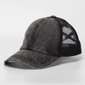 Detail der gewaschenen Denim-Baseballkappe mit Mesh-Rückseite und abgenutztem Schirm - Schwarz und Grau