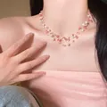 Gros plan sur le collier multicouche en pierres roses et perles sur le cou - Style Pierre Concassée Multicouche Rose (13#)