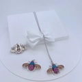 Macro di un ciondolo a forma di insetto argento con zirconi colorati e dettagli in metallo - Ape d'argento con strass colorati