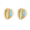 Detailansicht der goldenen Evil Eye Mini-Creolen mit blauem Emaille und Politur-Finish - Hellblau