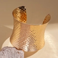 Detailansicht des goldenen breiten Armreifs mit aufwendiger gewebter Metallstruktur - Klein / Gold