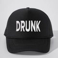 Dettaglio del cappello trucker nero con scritta DRUNK ricamata in bianco e rete traspirante - Taglia unica / Nero