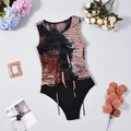 Detail van mouwloze tie-dye bodysuit met geplooide textuur in donkerblauw en roodbruin - S / Zwartbruin
