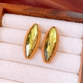 Dettaglio macro di orecchini marquise con pietre giallo-verdi e bordo di perline d'oro - Orecchini a bottone in ago d'argento Marquise (WE6097) / Verde