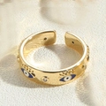 Makro-Detail des 14K vergoldeten offenen Rings mit blau-weißen Zirkonia-Böser-Blick-Motiven - Königsblau