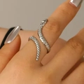 Anillo de serpiente plateado ajustable con textura de escamas y diseño punk envolvente - Anillo de Serpiente Plateado