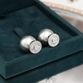 Elegante Perlenohrringe in Silber mit Zirkonia-Besatz auf einer grünen Samtbox - Graue Perle