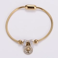 Dettaglio del bracciale a catena serpente dorata con chiusura magnetica e croce - Oro