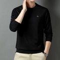 Schmal geschnittenes schwarzes Langarmshirt für Herren mit Metalldetail an der Brust - M / Schwarz
