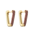 Detailansicht der dreieckigen Creolen mit lila Zirkonia-Steinen in Goldbeschichtung - Gold Roter Zirkonia