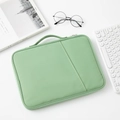 Hellgrüne Laptop-Hülle aus Nylon mit Tragegriff und Fronttasche auf modernem Schreibtisch - 11" / Hellgrün