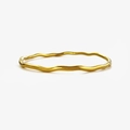 Minimalistisches 18K Gold Wellenmuster Edelstahl Armreif mit poliertem Metallic-Finish - Gold
