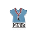 Detalle de broche de esmalte azul con estetoscopio y grabado Superhero in Scrubs - Pijama médico azul