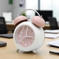 Despertador retro de doble campana con caja de metal blanco y esfera rosa decorativa - Despertador Silencioso F18 (Rosa)