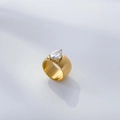 Detailansicht eines 18K vergoldeten Spiralrings mit großem Wassertropfen-Zirkonia - US 6 / Breite Oberfläche Birne Zirkonia