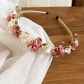 Détail d'un serre-tête floral avec des pétales roses et blancs sur un bandeau doré - Vert Rose Blanc