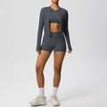 Dettaglio del set fitness grigio scuro con giacca zip, reggiseno sportivo e pantaloncini - Taglia S / Top E Pantaloni / Set da 3 Pezzi / colore castagna