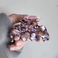 Dettaglio di una pinza per capelli a fiore in acetato marmorizzato viola con strass - 7cm / Floreale Viola