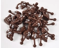 Nahaufnahme lustiger brauner Kackhaufen-Emoji-Schleuderspielzeuge mit Gesichtern auf Weiß - Braunes Kot-Projektil