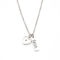 Detalle del collar de acero plateado con corazón hueco y colgante con grabado de faith - Corazón / Plateado