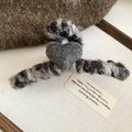 Détail d'une pince à cheveux en peluche léopard avec un accent de cœur texturé - Style Coeur Léopard Gris (HH9418)